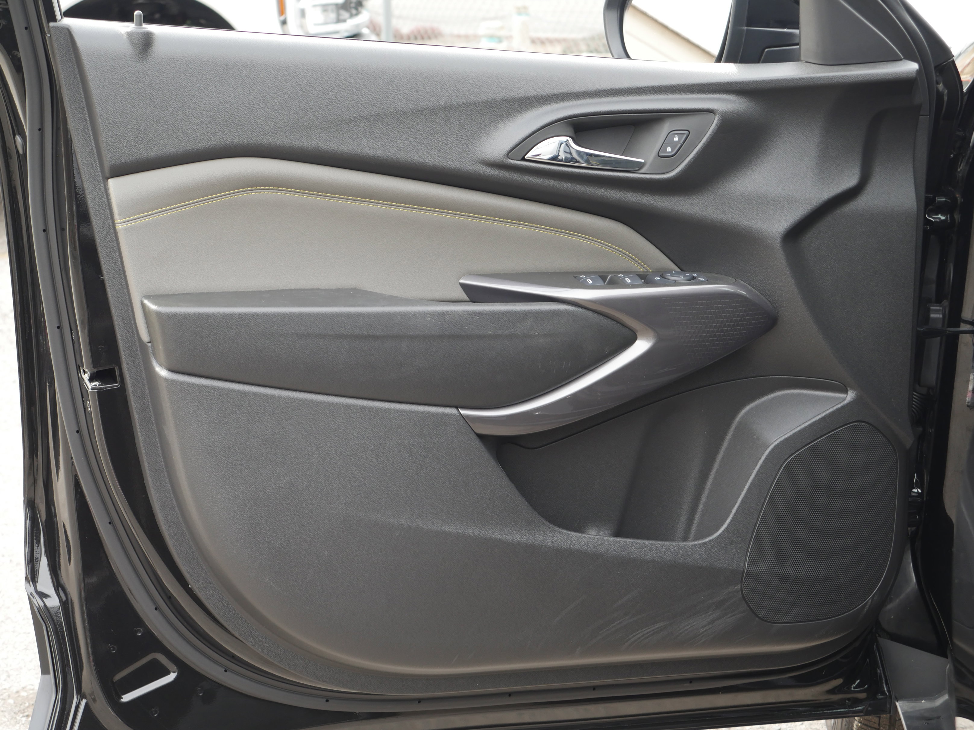 Used 2025 Chevrolet Trax ACTIV w/ Driver Confidence Package image 31