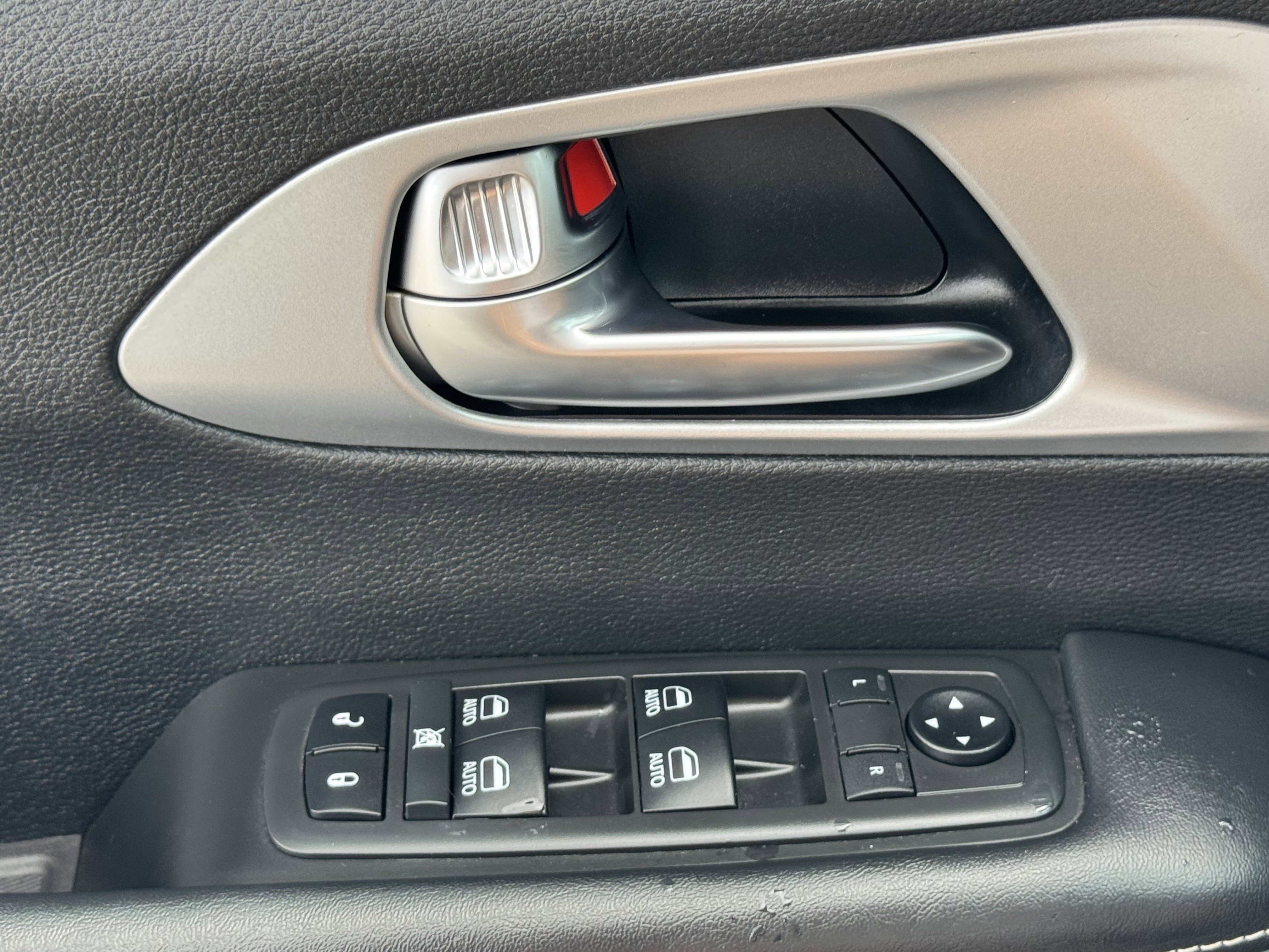 Used 2019 Chrysler Pacifica Touring-L Plus w/ Advanced Safetytec Group FWD image 26