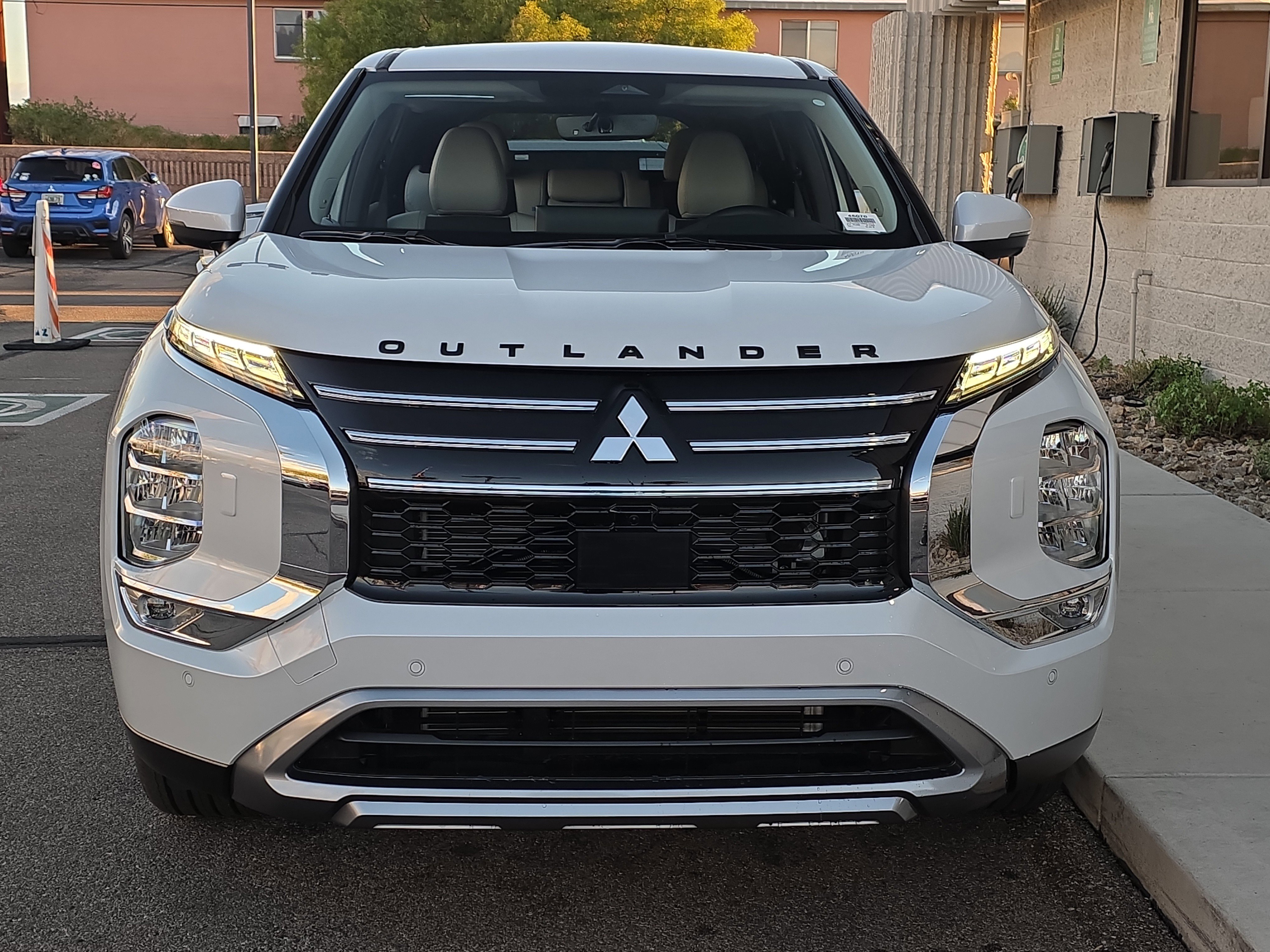 New 2025 Mitsubishi Outlander SE image 2