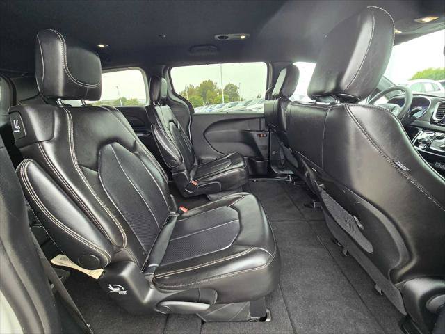 Used 2025 Chrysler Pacifica Select FWD image 12