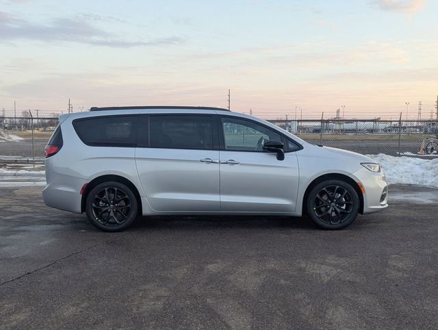 New 2026 Chrysler Pacifica Select w/ S Appearance Package image 2
