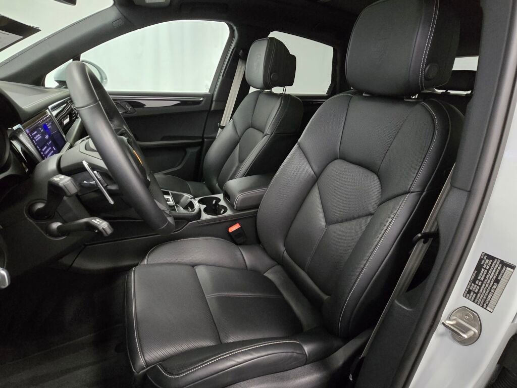 Certified 2025 Porsche Macan Turbo image 5