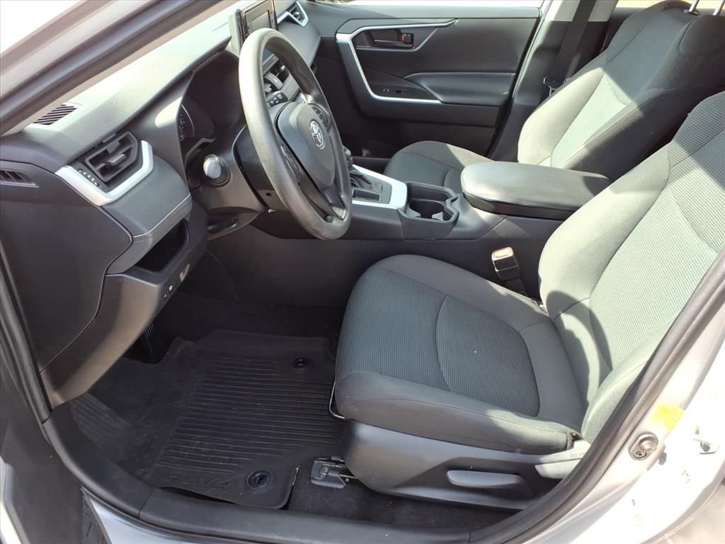 Used 2021 Toyota RAV4 LE FWD image 9