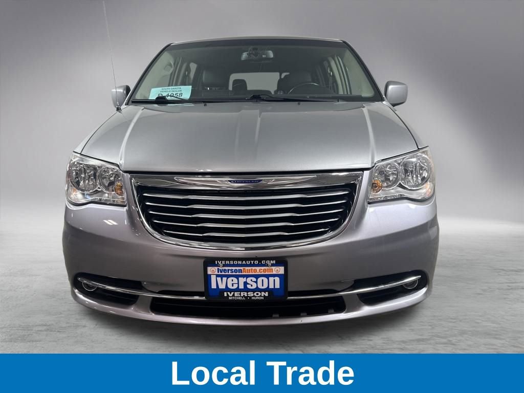 Used 2016 Chrysler Town & Country Touring image 3