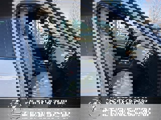 Used 2020 Land Rover Discovery Landmark image 13