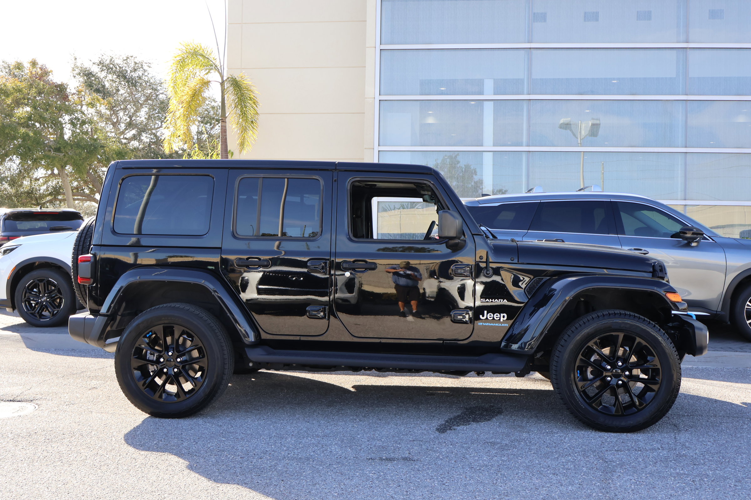 Used 2023 Jeep Wrangler Sahara w/ Cold Weather Group image 11