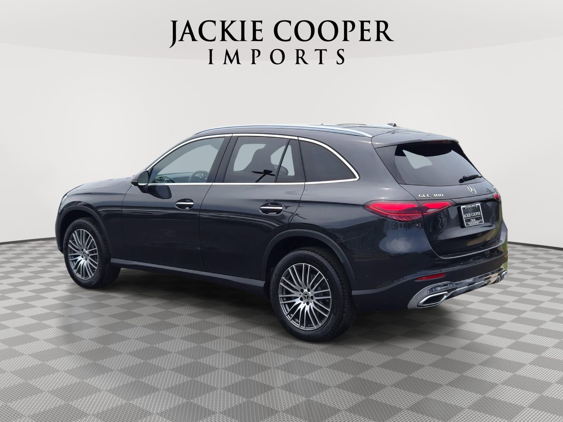 Used 2025 Mercedes-Benz GLC 300 4MATIC image 3
