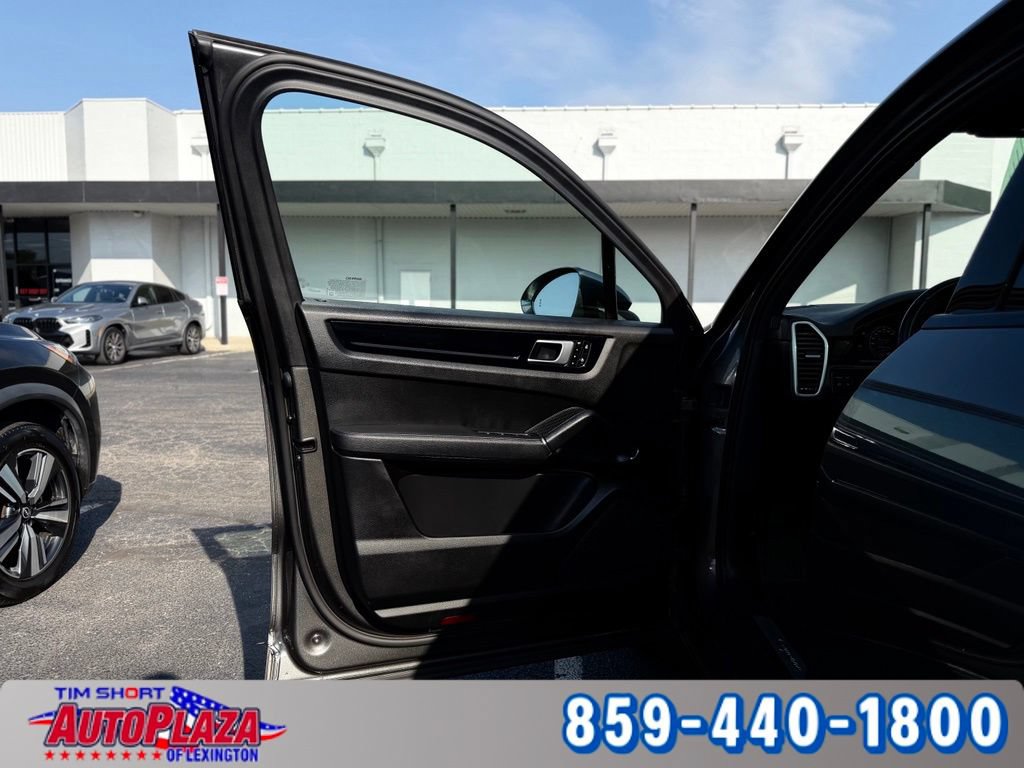 Used 2023 Porsche Cayenne w/ Premium Package AWD/4WD image 36