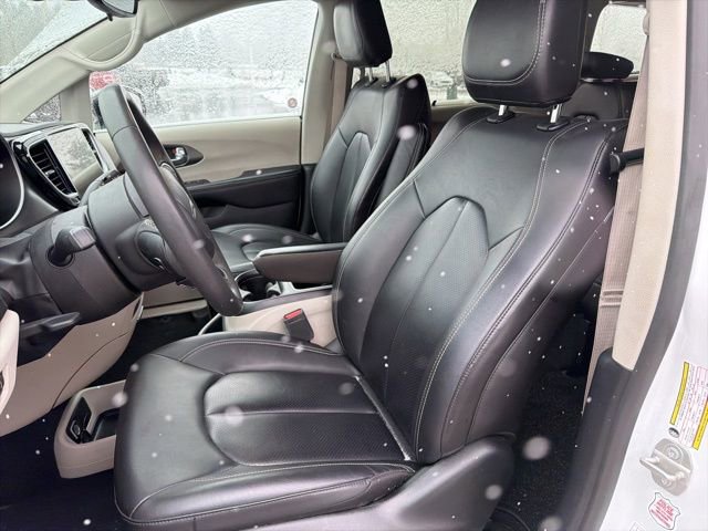 Used 2024 Chrysler Pacifica Touring-L image 11