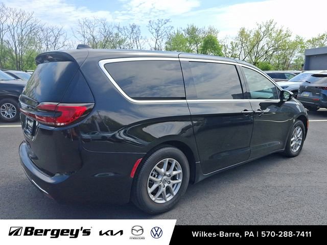 Used 2024 Chrysler Pacifica Touring-L FWD image 5