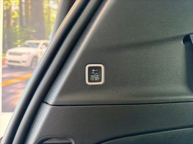 New 2027 Chrysler Pacifica Select AWD/4WD image 9