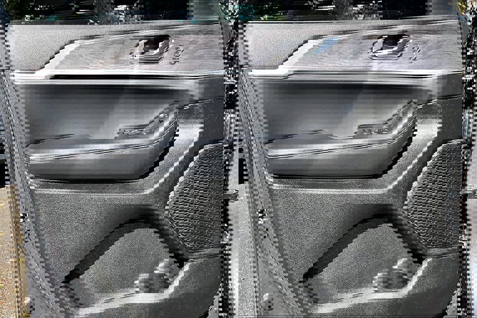 Used 2024 Jeep Grand Cherokee L Limited w/ Black Appearance Package image 21