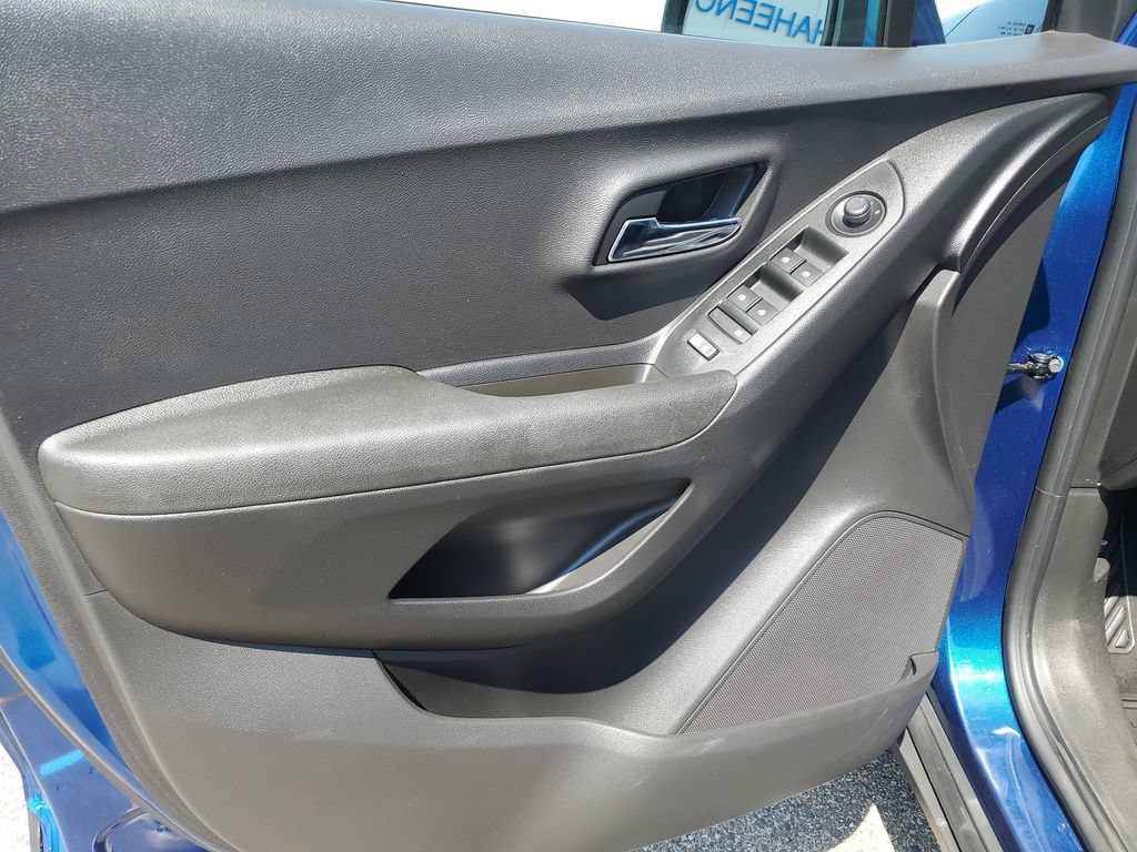 Used 2019 Chevrolet Trax LT w/ LT Convenience Package AWD/4WD image 19