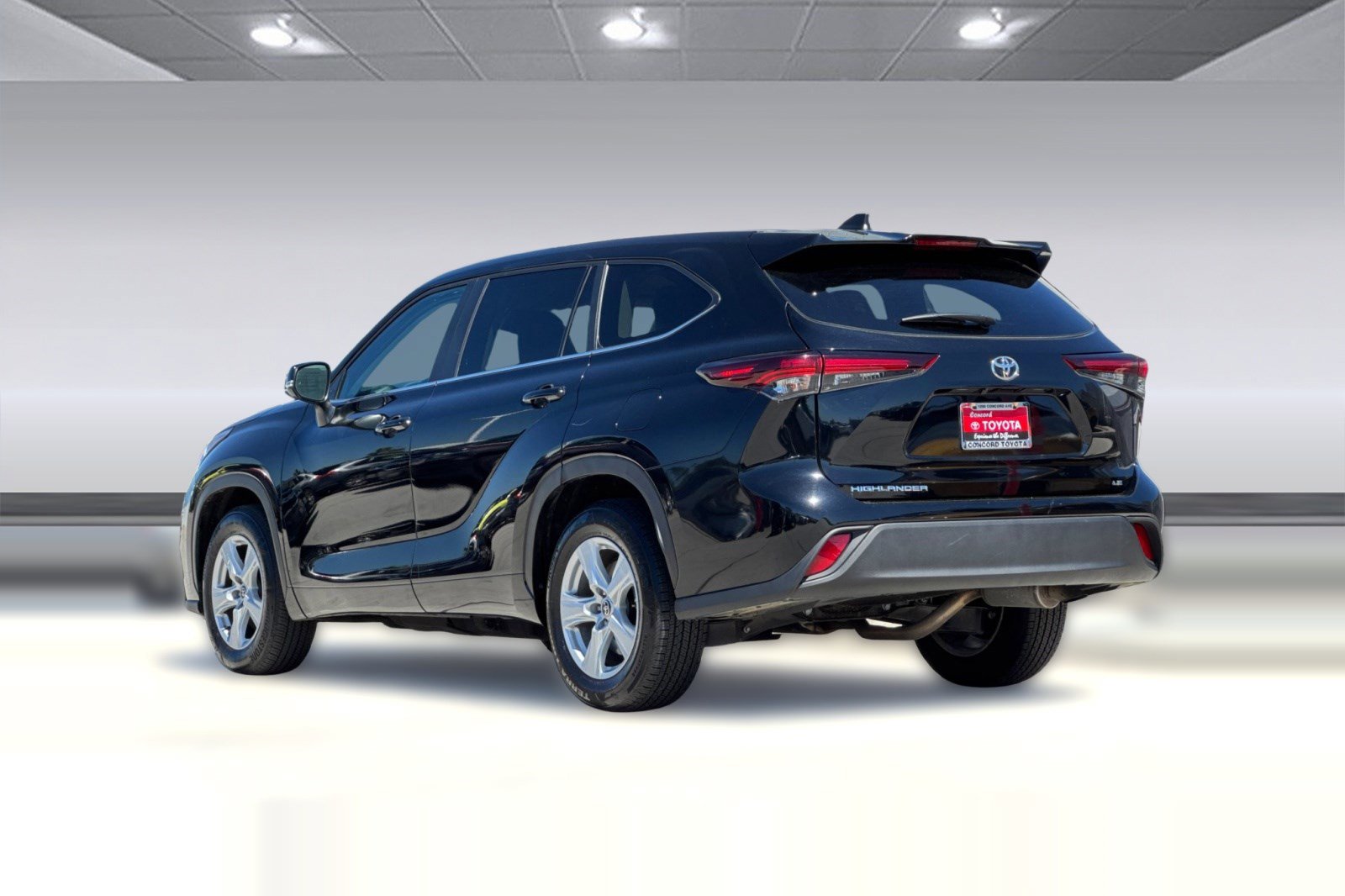 Used 2025 Toyota Highlander LE image 7