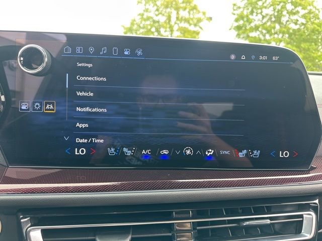 Used 2024 Chevrolet Traverse RS image 44