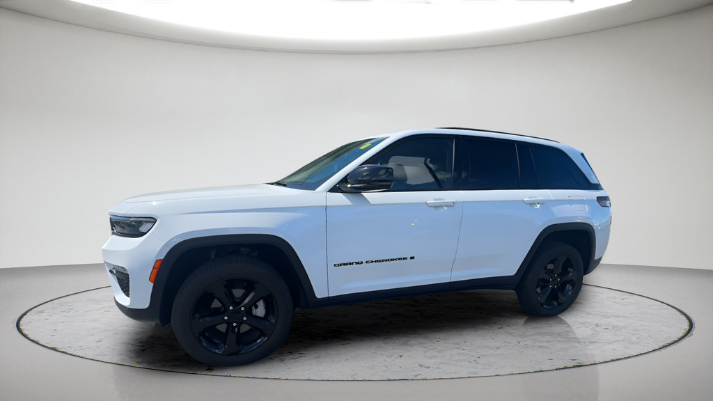 Used 2023 Jeep Grand Cherokee Limited w/ Black Appearance Package AWD/4WD image 16