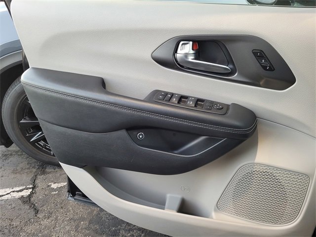 Used 2024 Chrysler Pacifica Select image 14