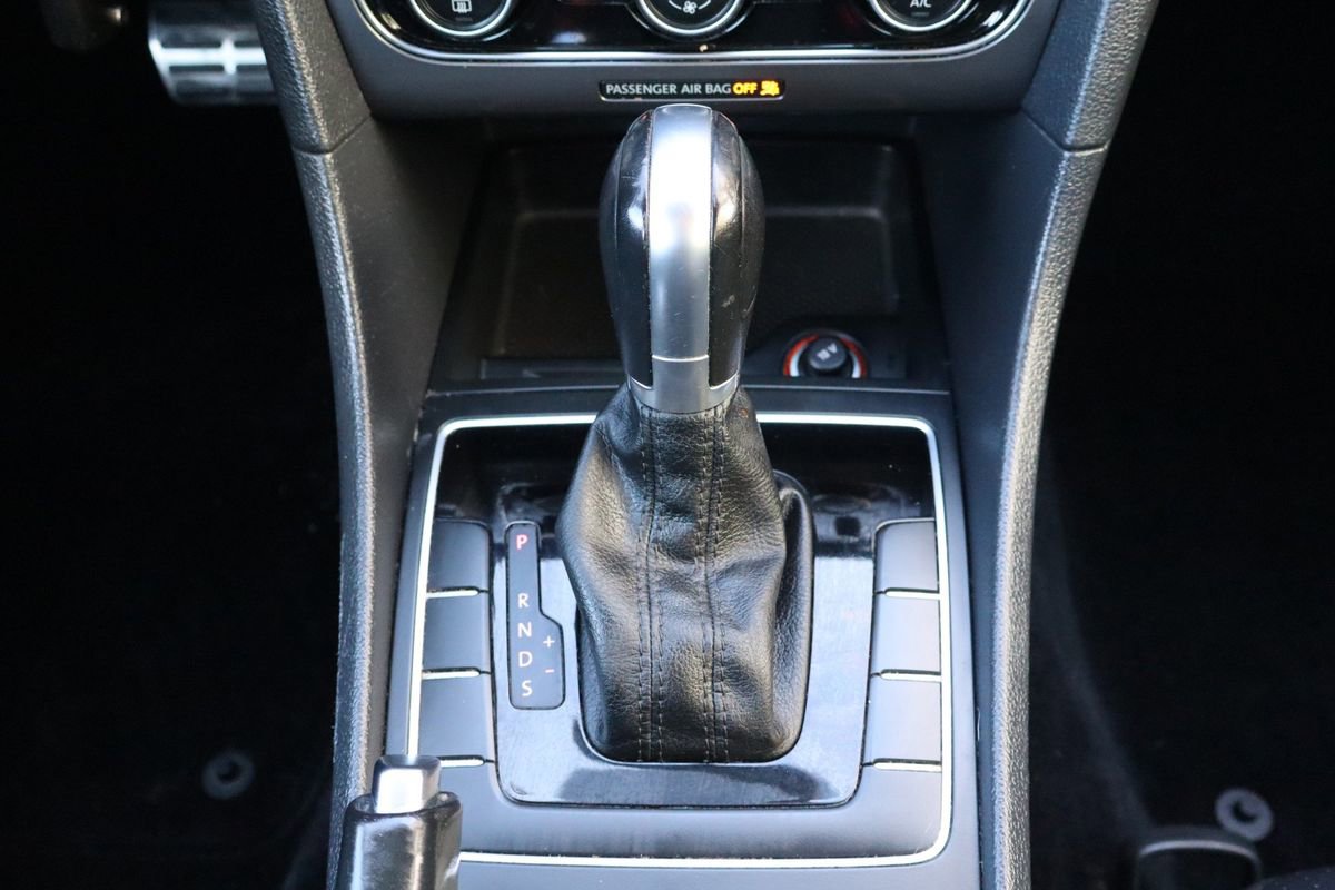 Used 2018 Volkswagen Passat 2.0T R-Line image 36