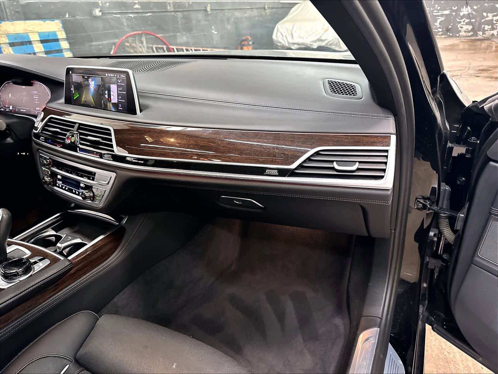 Used 2022 BMW 740i w/ M Sport Package RWD image 17