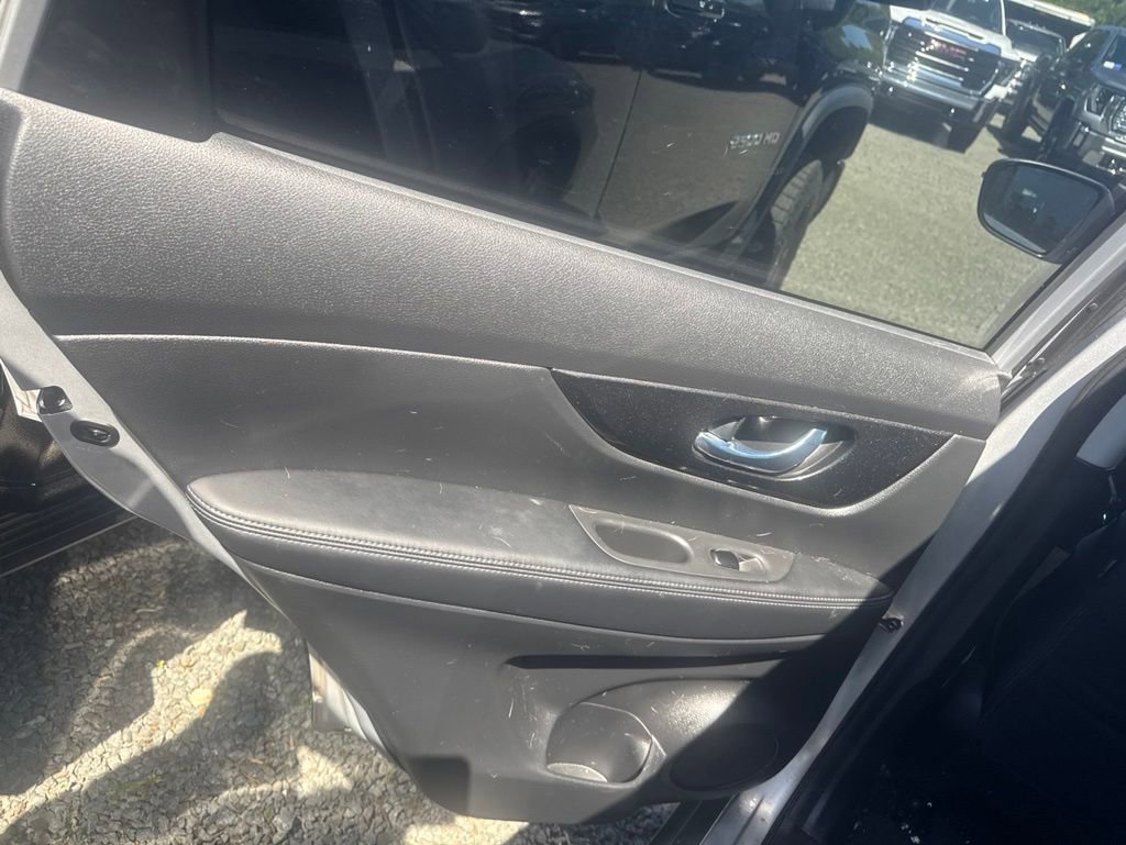 Used 2018 Nissan Rogue SV AWD/4WD image 12