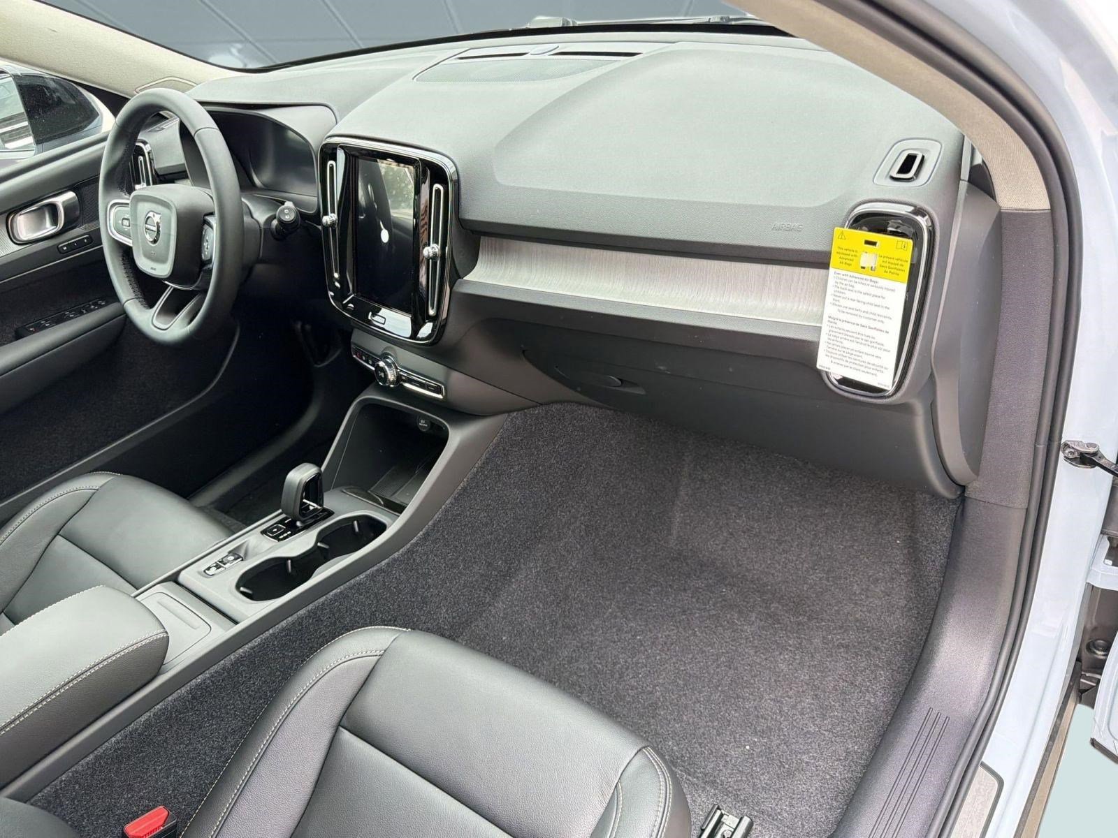 New 2026 Volvo XC40 B4 Core w/ Climate Package FWD image 30