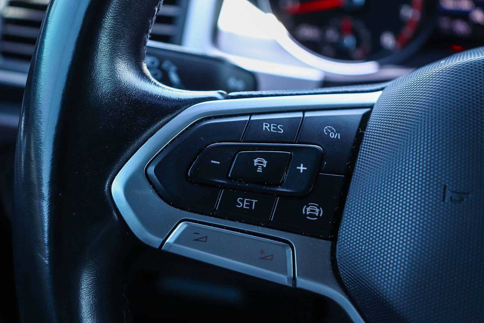Certified 2020 Volkswagen Atlas Cross Sport SE FWD image 22