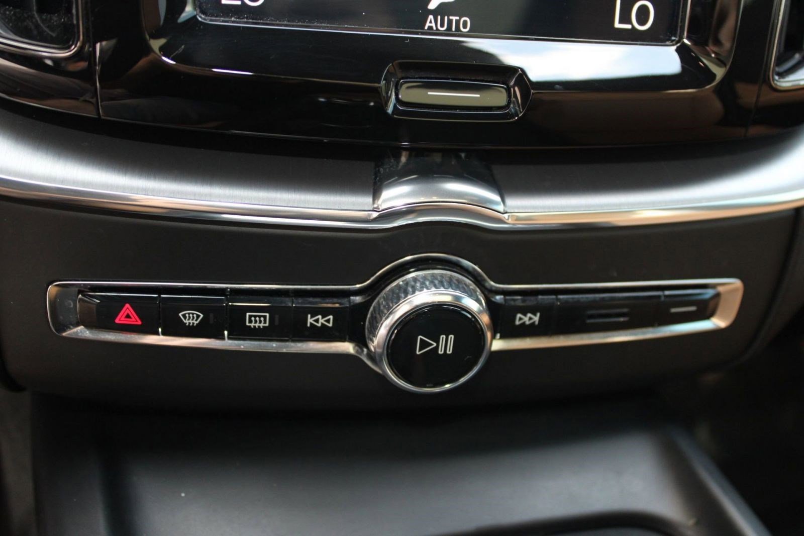Used 2020 Volvo XC60 T5 Momentum w/ Protection Package Premier image 17