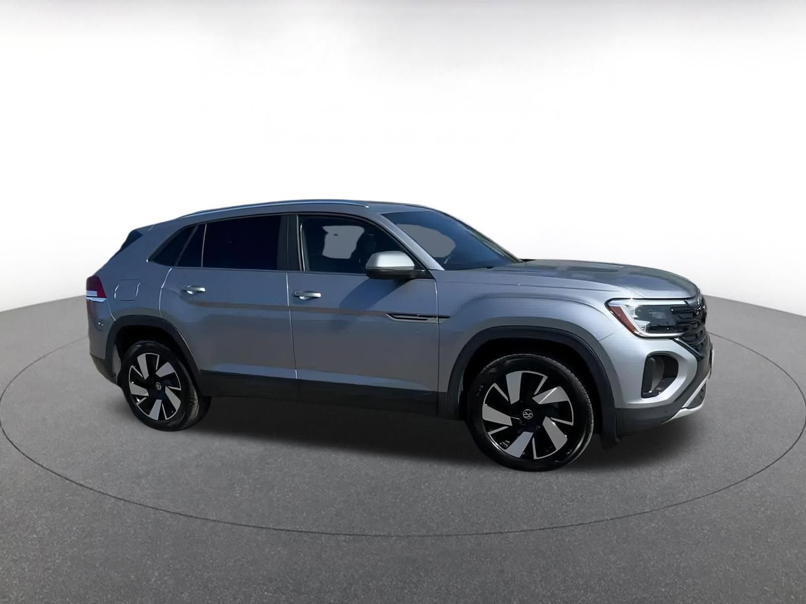 Used 2025 Volkswagen Atlas Cross Sport SE image 2