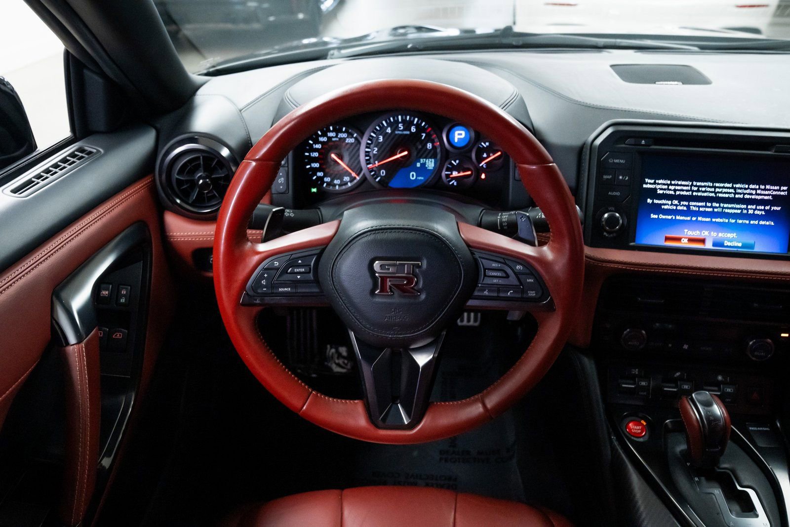Used 2017 Nissan GT-R Premium w/ Premium Interior Package image 17