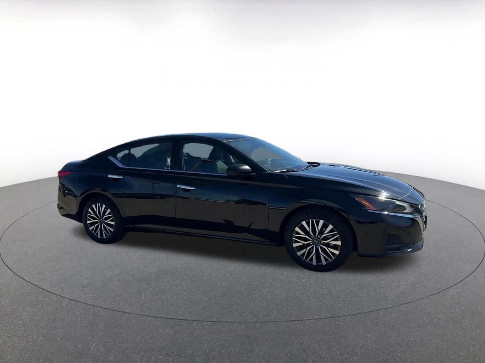 Used 2025 Nissan Altima 2.5 SV image 2