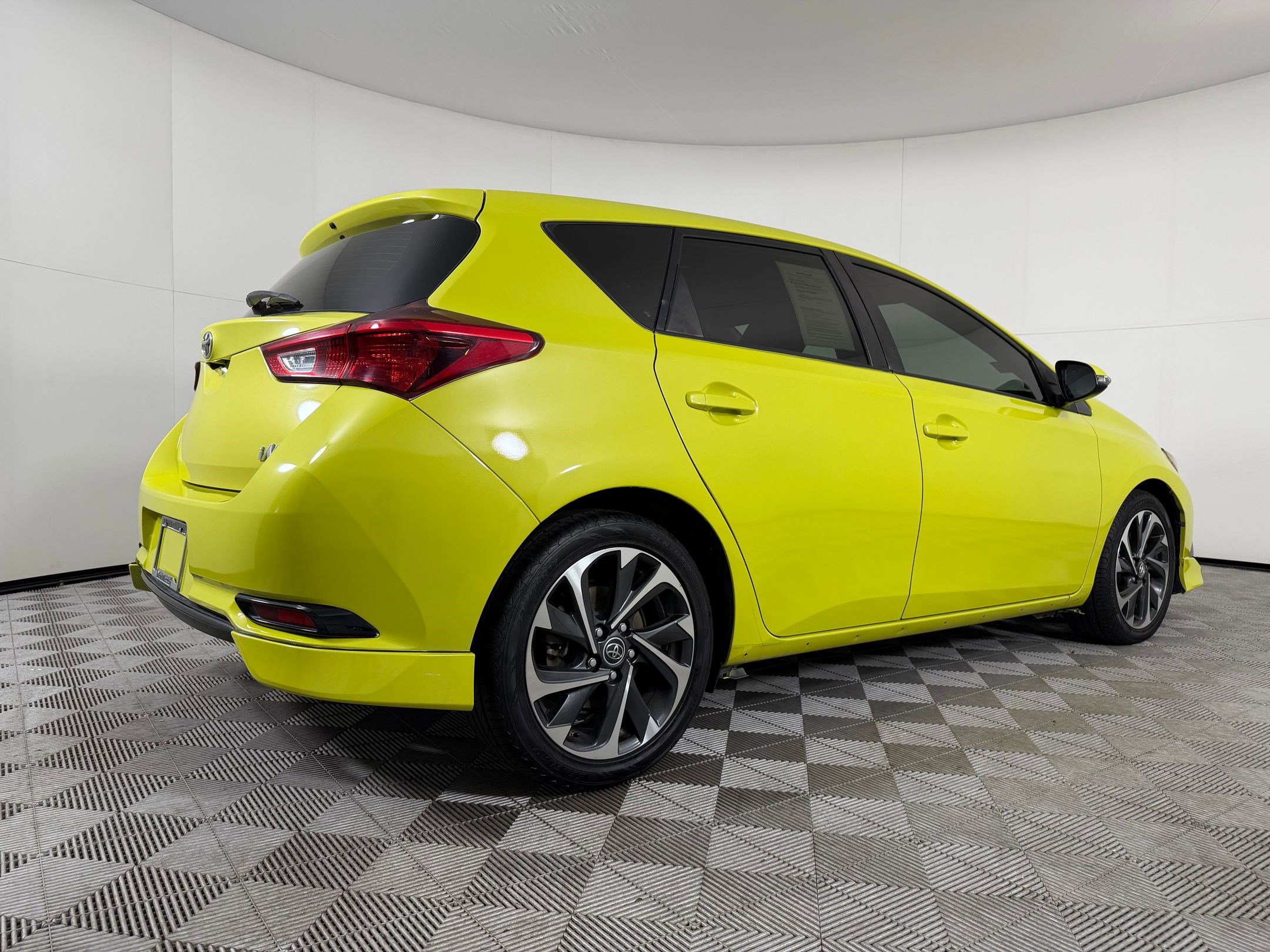 Used 2018 Toyota Corolla iM w/ Carpet Mat Package (TMS) FWD image 8