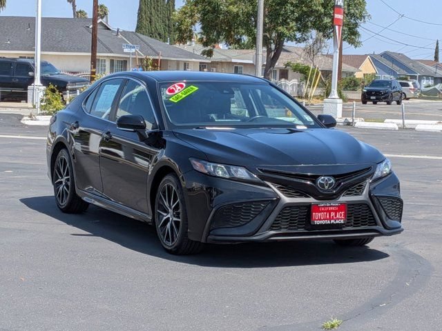 Used 2024 Toyota Camry SE w/ Cold Weather Package FWD image 3