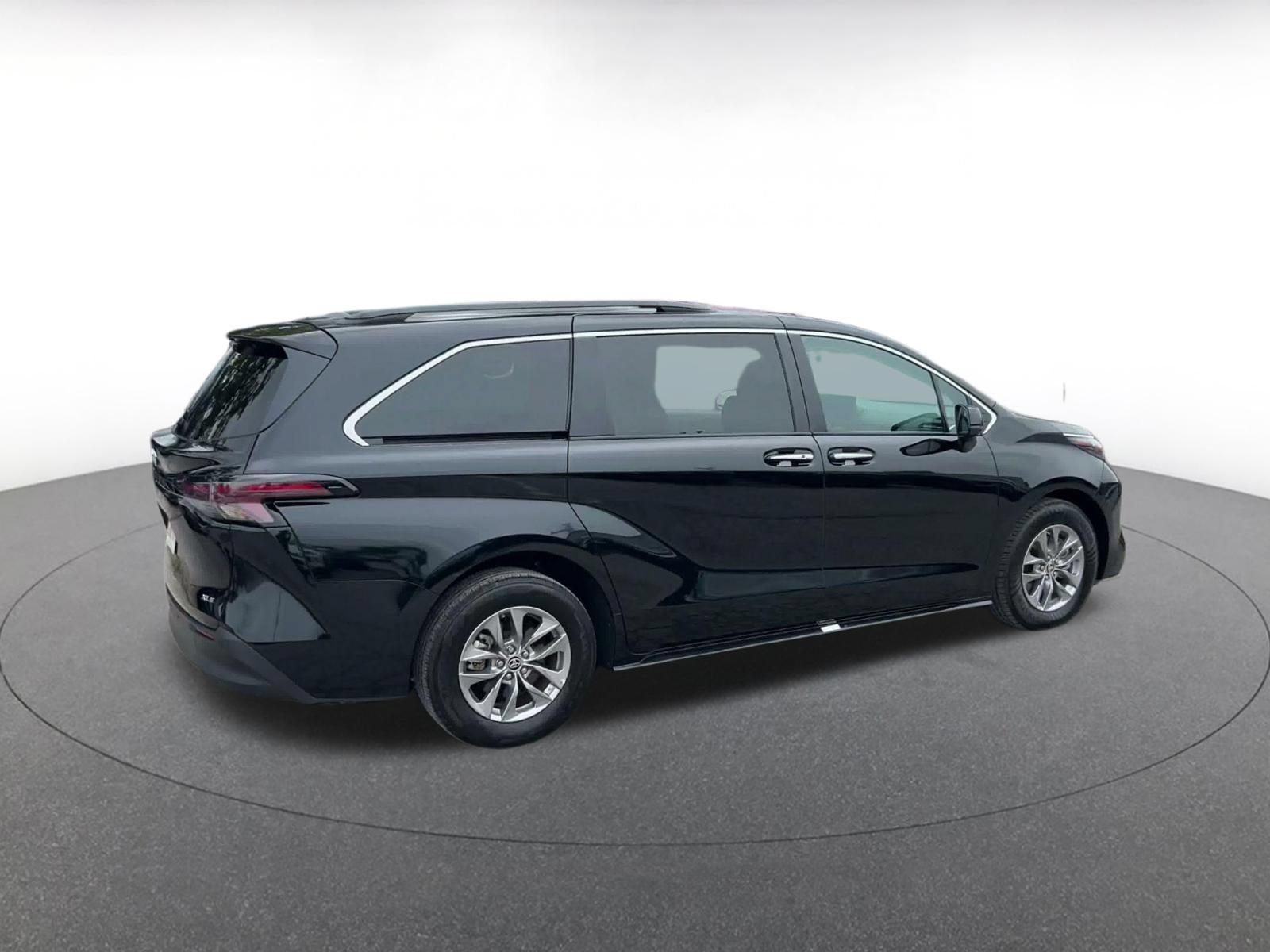 Used 2025 Toyota Sienna XLE FWD image 13
