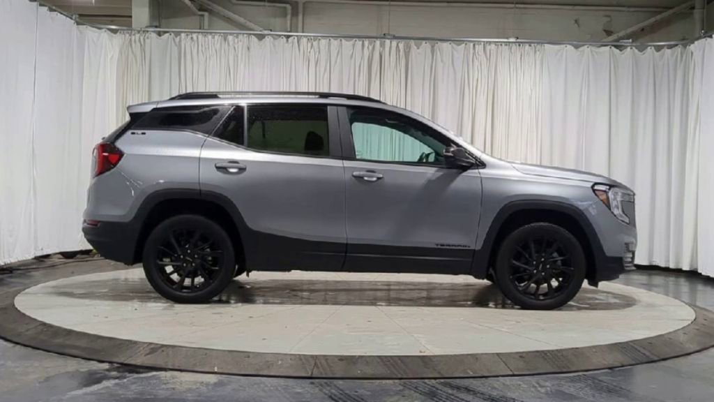 Used 2023 GMC Terrain SLE w/ Driver Convenience Package image 9