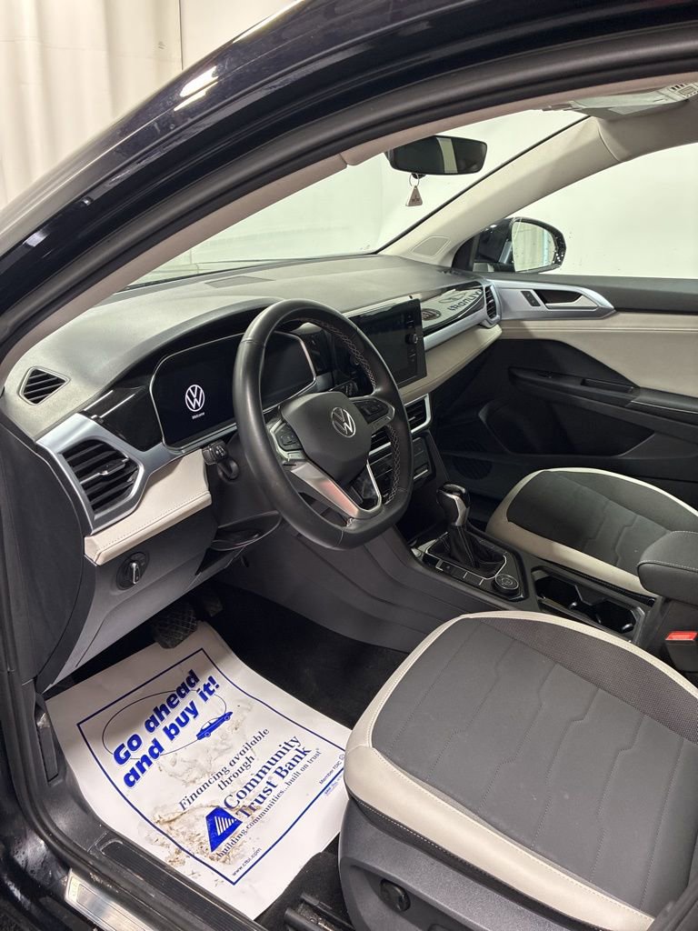 Used 2025 Volkswagen Taos SE AWD/4WD image 11