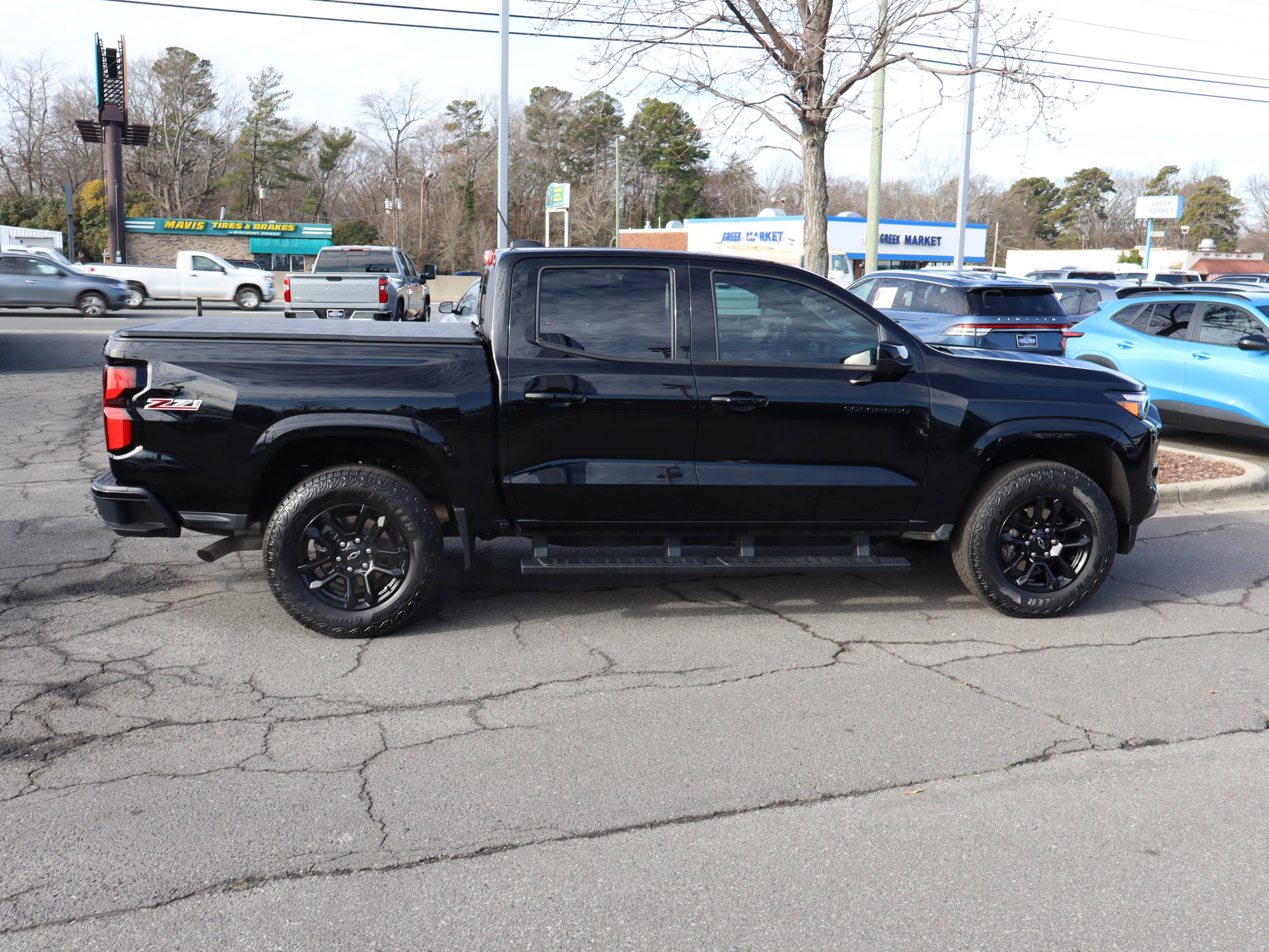 Certified 2025 Chevrolet Colorado Z71 w/ Midnight Edition image 11