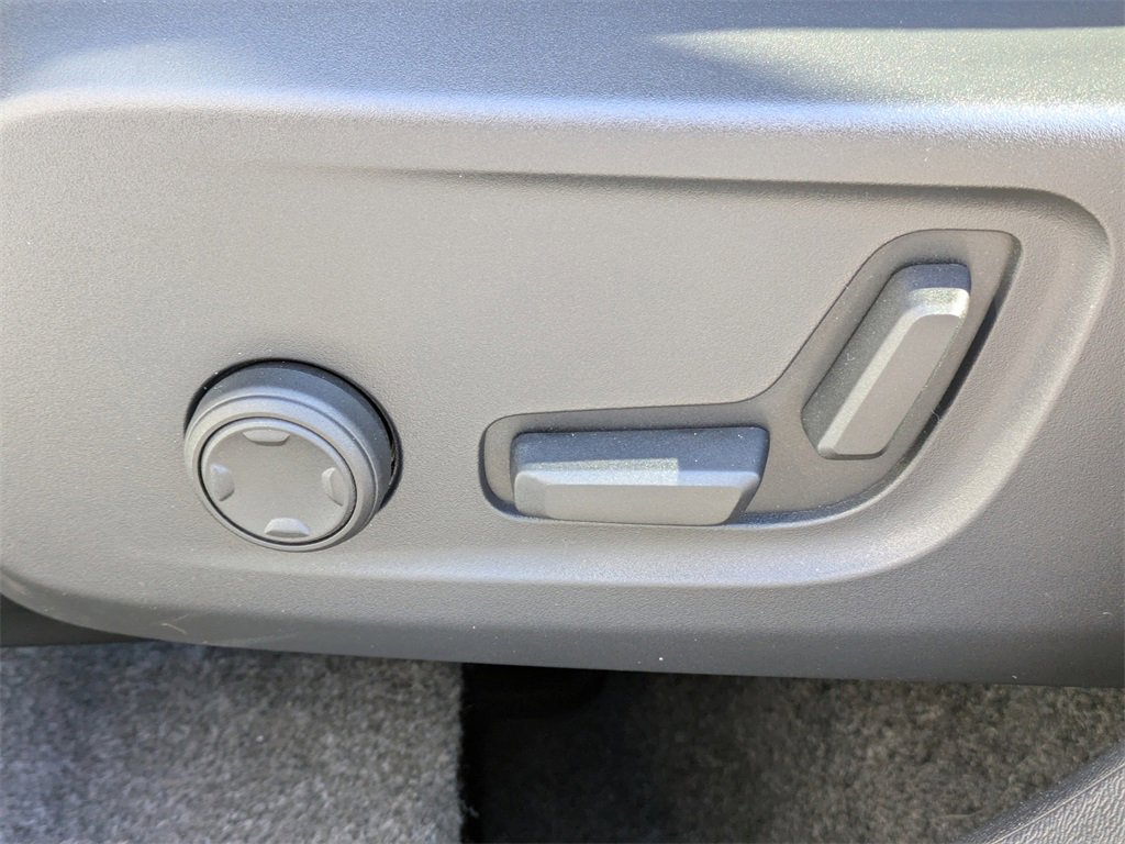 Used 2026 Volvo XC40 B4 Core image 24