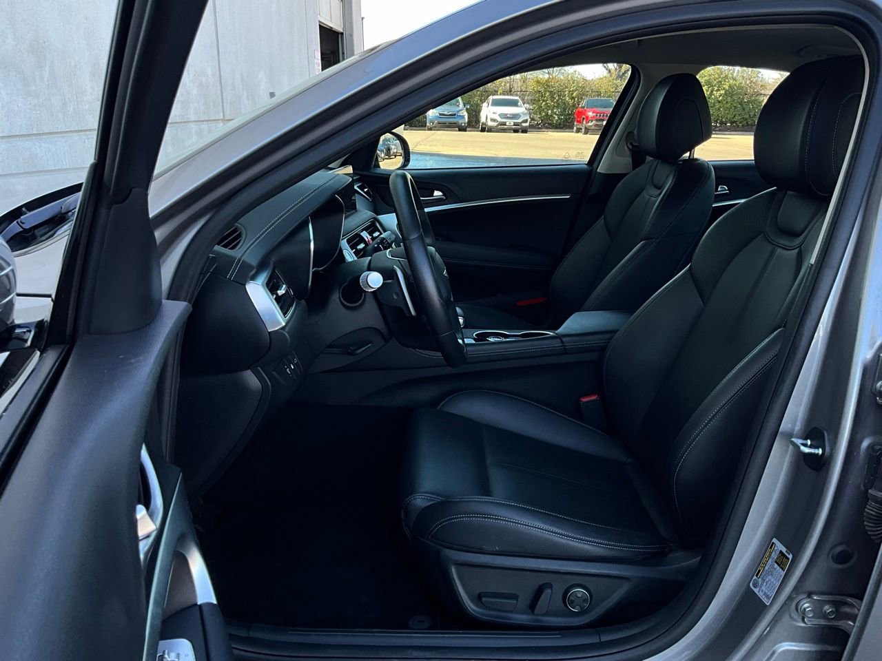 Used 2025 Genesis G70 2.5T image 8