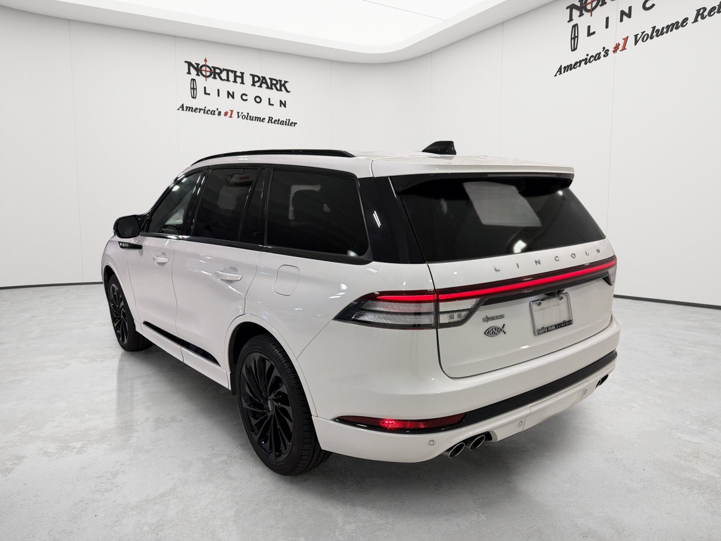 Used 2025 Lincoln Aviator Reserve w/ Equipment Group 201A AWD/4WD image 3