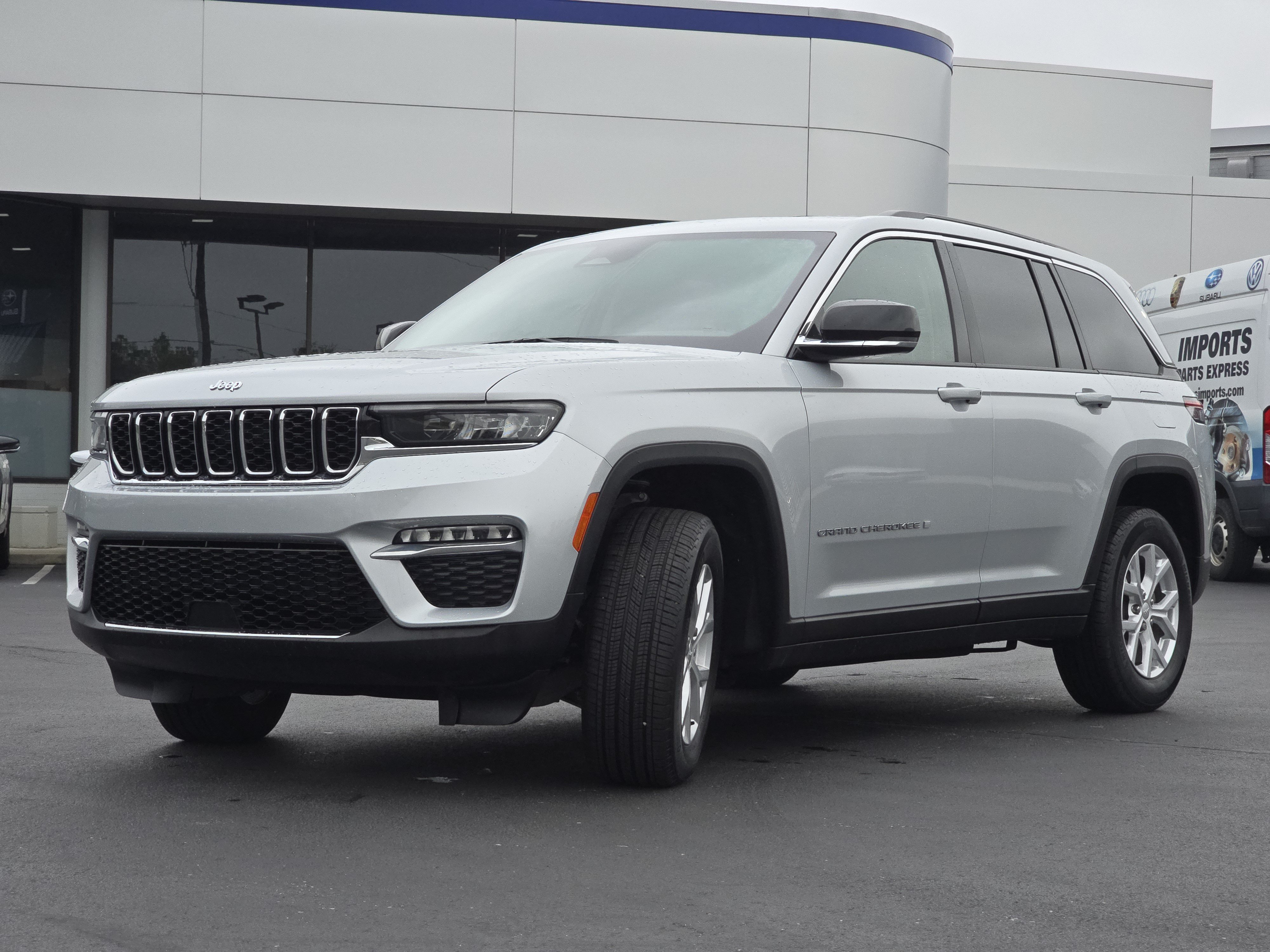 Used 2023 Jeep Grand Cherokee Limited AWD/4WD image 3