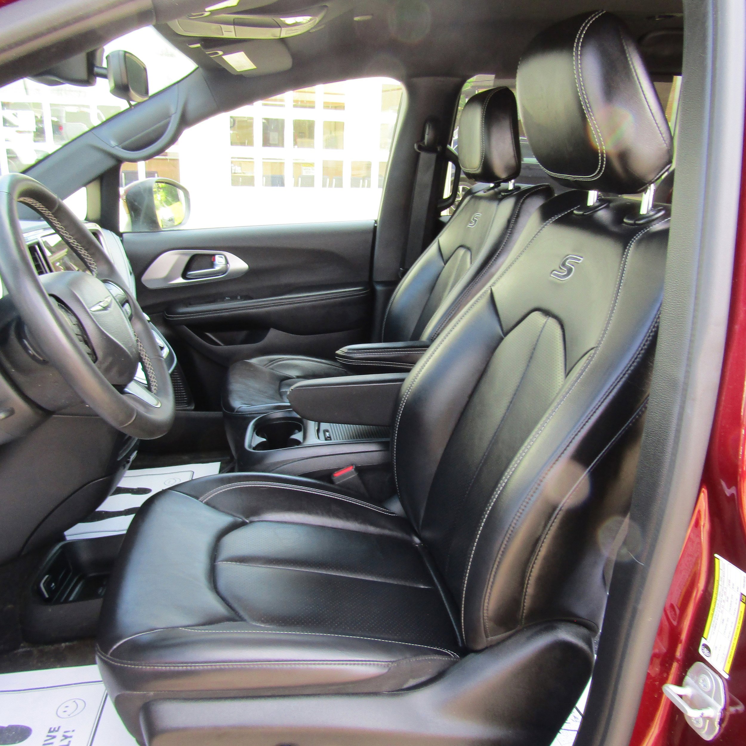 Used 2023 Chrysler Pacifica Touring-L w/ S Appearance Package image 9