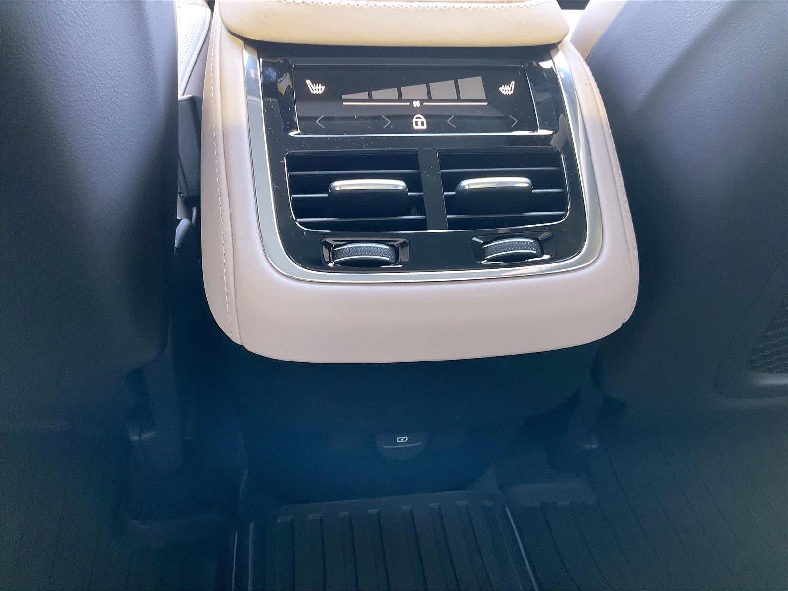 New 2027 Volvo XC90 B6 Plus AWD/4WD image 16