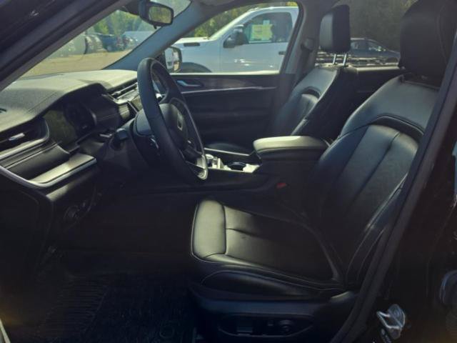 Used 2023 Jeep Grand Cherokee Limited AWD/4WD image 3