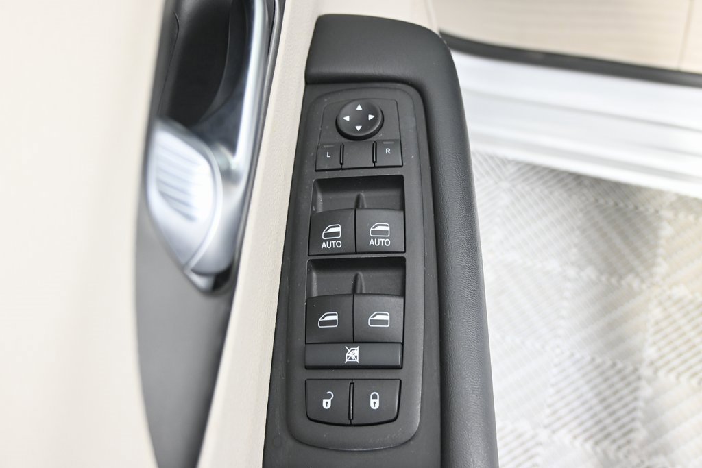 Used 2024 Chrysler Pacifica Touring-L image 21