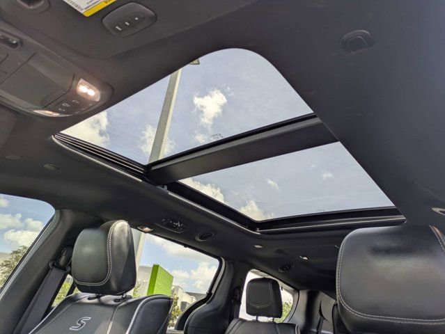 Used 2022 Chrysler Pacifica Limited w/ Uconnect Theater Family Group FWD image 23