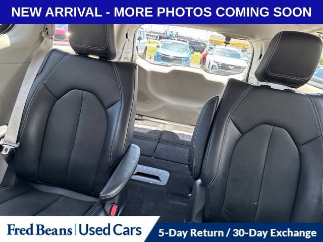 Used 2022 Chrysler Pacifica Touring-L w/ Uconnect Theater Family Group FWD image 10