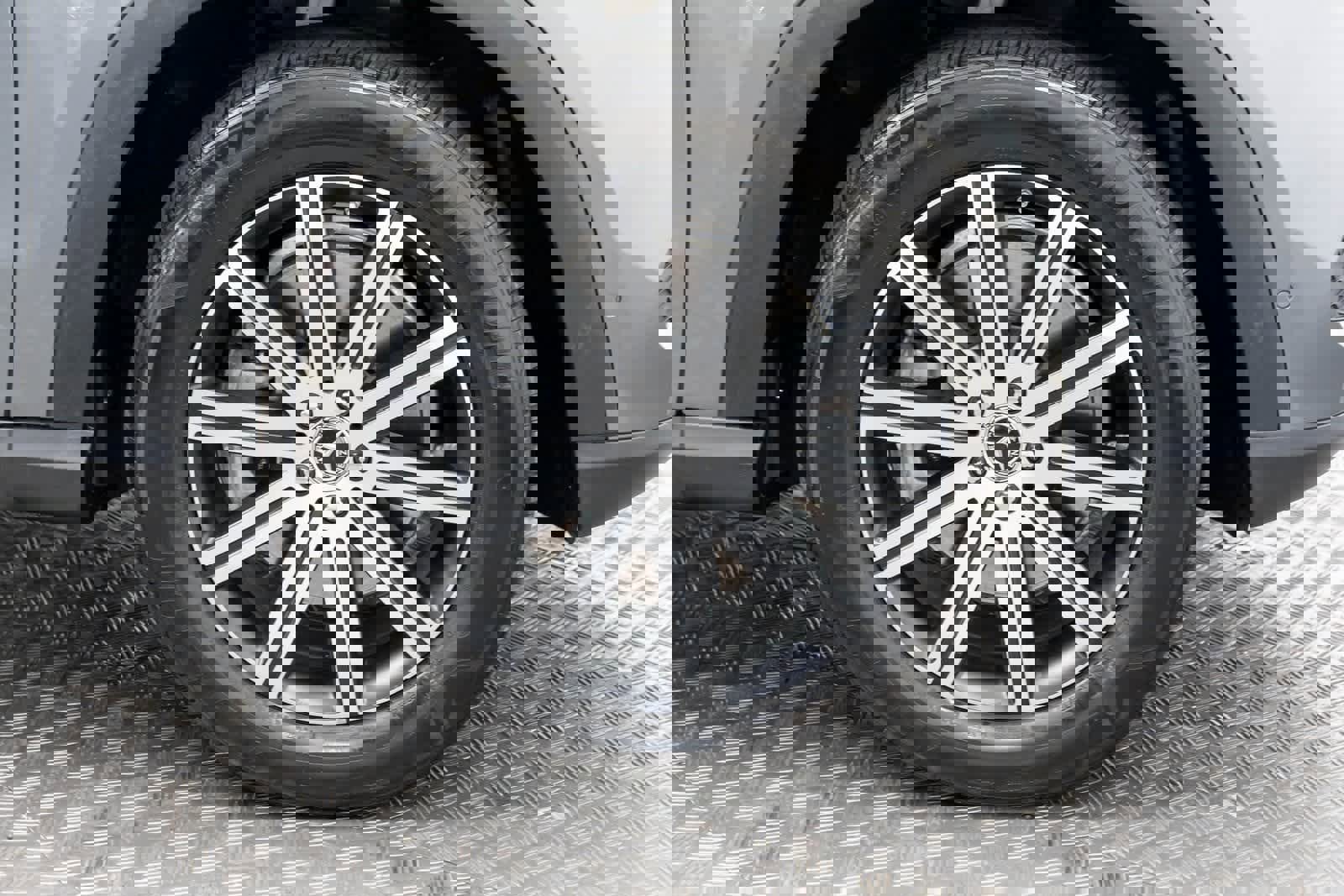 Used 2025 Mercedes-Benz GLE 450e 4MATIC w/ Driver Assistance Package image 50