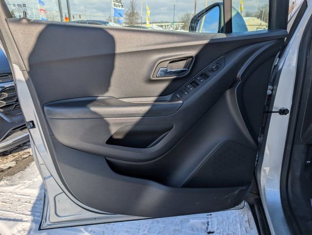 Used 2022 Chevrolet Trax LT w/ LT Convenience Package image 9
