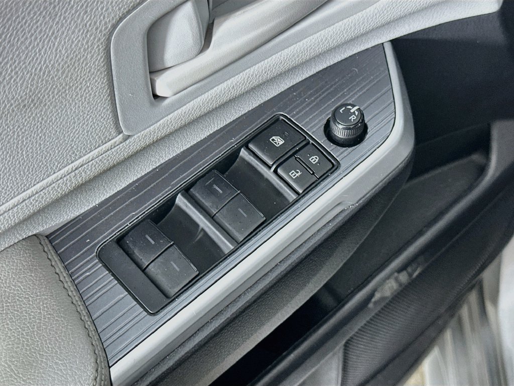Used 2025 Toyota Sienna LE FWD image 23