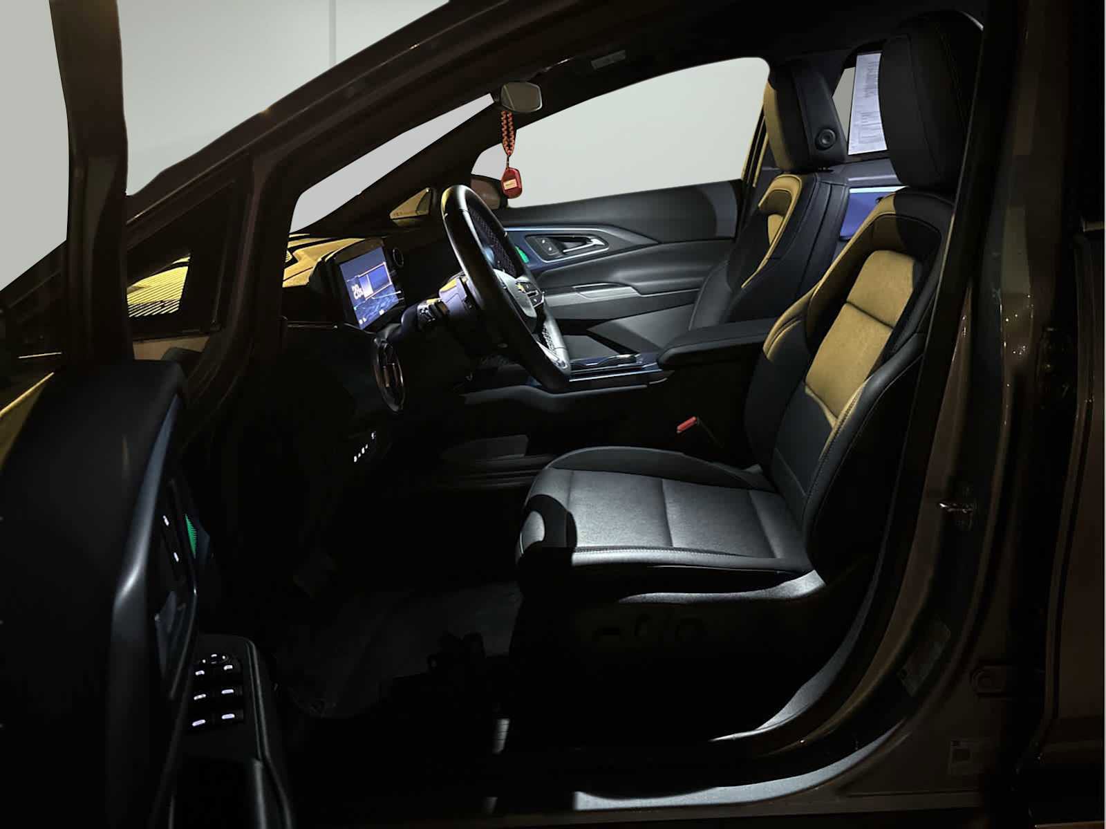 Used 2025 Chevrolet Equinox EV LT w/ Convenience Package image 9